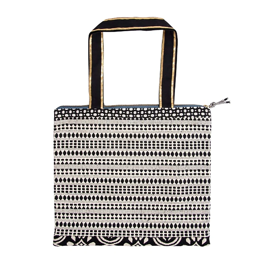 6149-Shopper-Majoie-Preto-Branco-com-Pompom-Bordeaux-2
