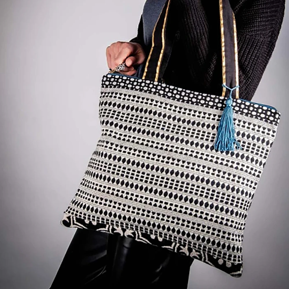 6149-Shopper-Majoie-Preto-Branco-com-Pompom-Bordeaux-4
