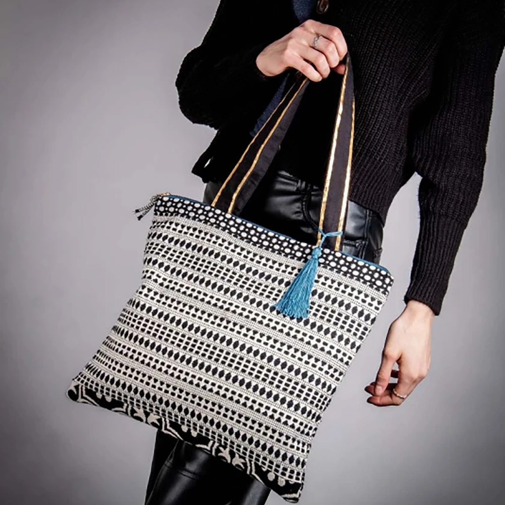 6149-Shopper-Majoie-Preto-Branco-com-Pompom-Bordeaux-5
