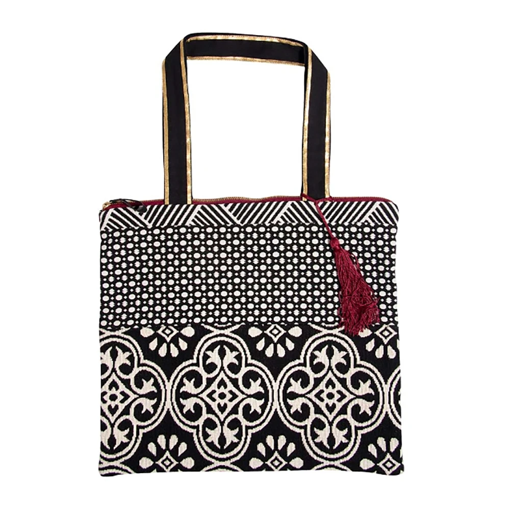 6151-Shopper-Majoie-Preto-Branco-com-Pompom-Azul-1