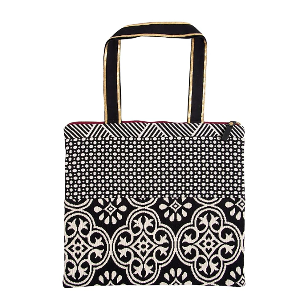 6151-Shopper-Majoie-Preto-Branco-com-Pompom-Azul-2