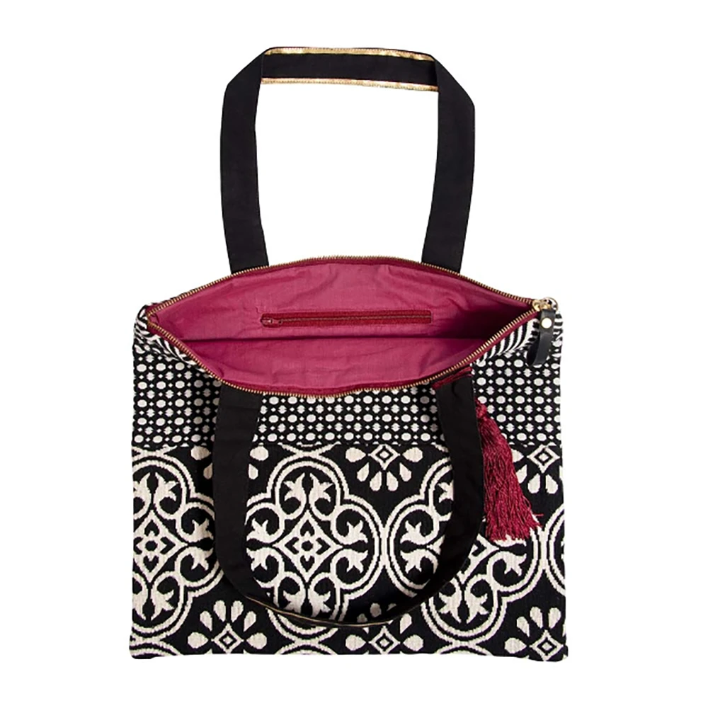 6151-Shopper-Majoie-Preto-Branco-com-Pompom-Azul-3