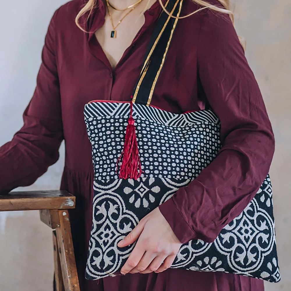 6151-Shopper-Majoie-Preto-Branco-com-Pompom-Azul-4